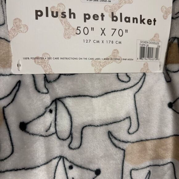 Cuddlove White Neutral Colored Dachshund Blanket Plush Pet Blanket 50 x 70 NWT - Picture 5 of 6